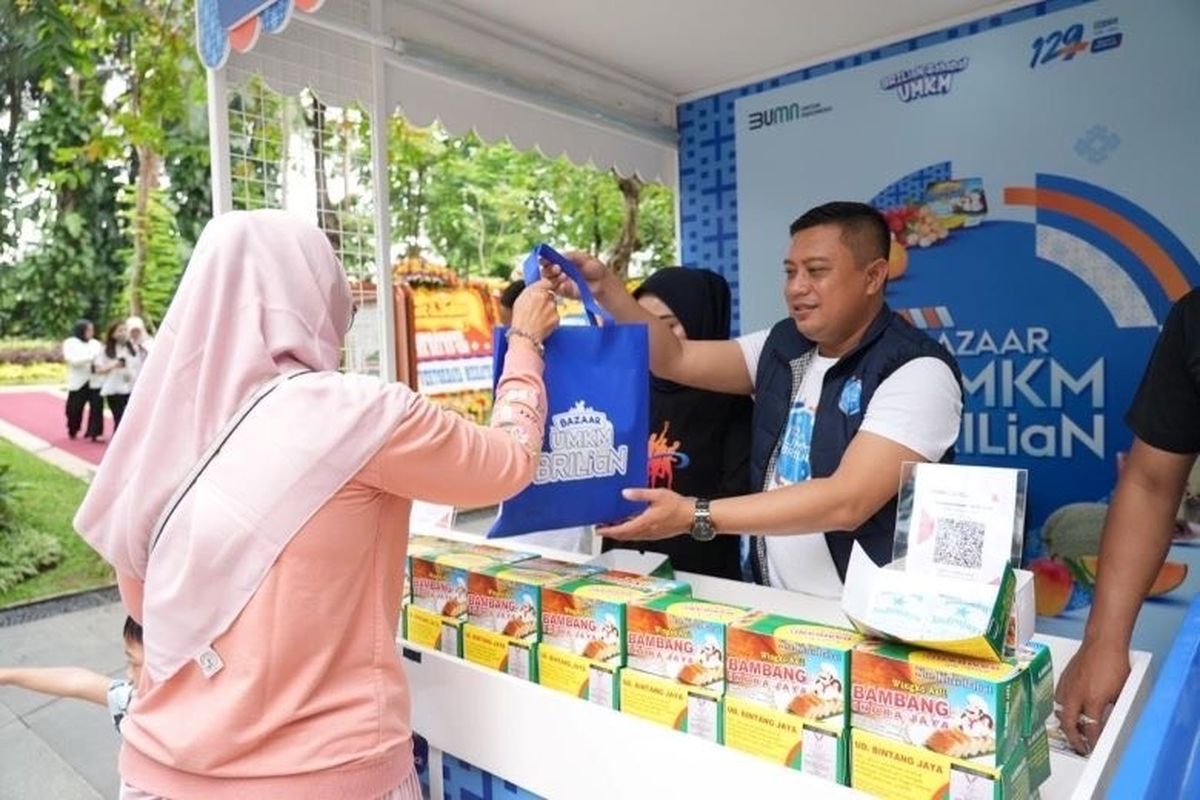 Pelaku usaha Wingko Bambang Indrajaya mengikuti bazaar UMKM yang digelar oleh BRI.