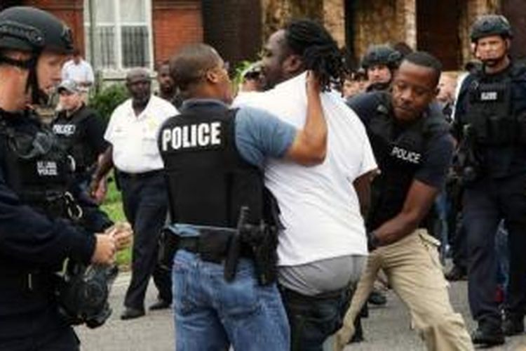 Seorang anggota kepolisian St Louis, AS menangkap seorang pengunjuk rasa dalam aksi protes menyusul tewasnya seorang remaja kulit hitam yang ditembak dua polisi kulit putih di kota itu.