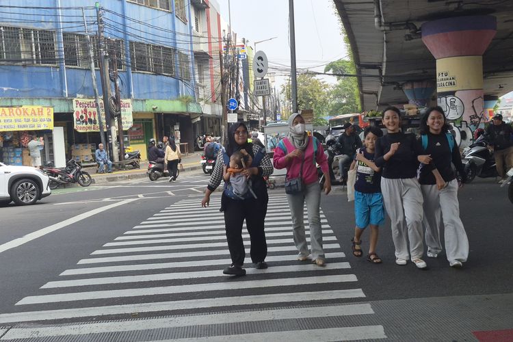 Jalan Kaki di Terminal Kampung Melayu yang Penuh Risiko...