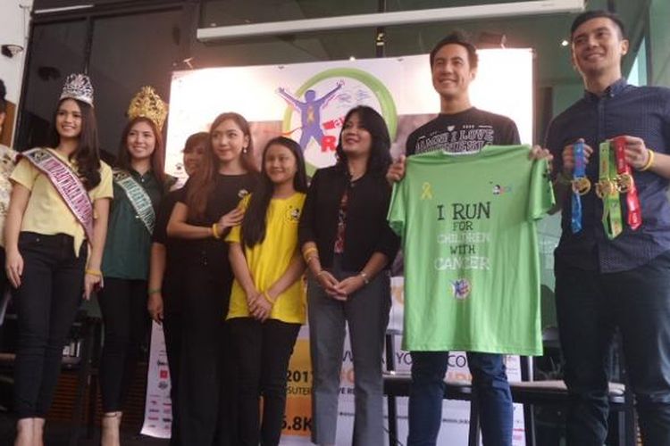 Presenter Daniel Mananta (kedua dari kanan), beserta pengurus Yayasan Anyo Indonesia dan Alam Sutera menghadiri konferensi pers Alam Sutera Anyo Run 2017 di Hotel Atlet Century Park, Jakarta, Rabu (25/1/2017).