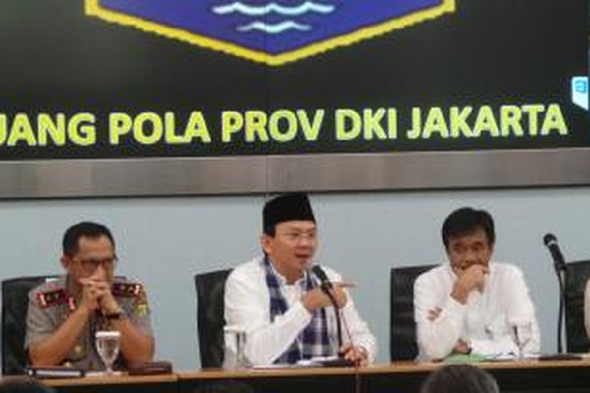 Gubernur DKI Jakarta Basuki Tjahaja Purnama bersama Wakil Gubernur DKI Djarot Saiful Hidayat dan Kapolda Metro Jaya Irjen Pol Tito Karnavian saat menghadiri pengarahan Gubernur tentang percepatan serapan APBD 2015, di ruang pola Blok G Balai Kota, Kamis (27/8/2015). 