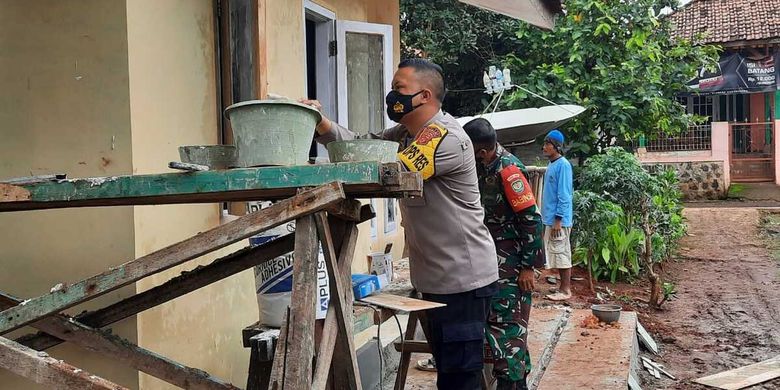 Wakapolres Subang Kompol Dony Eko Wicaksono saat ikut merampungkan pembangunan rumah Kopka Hamim Mulyono di Kecamatan Purwadadi, Subang, Kamis (21/1/2021).