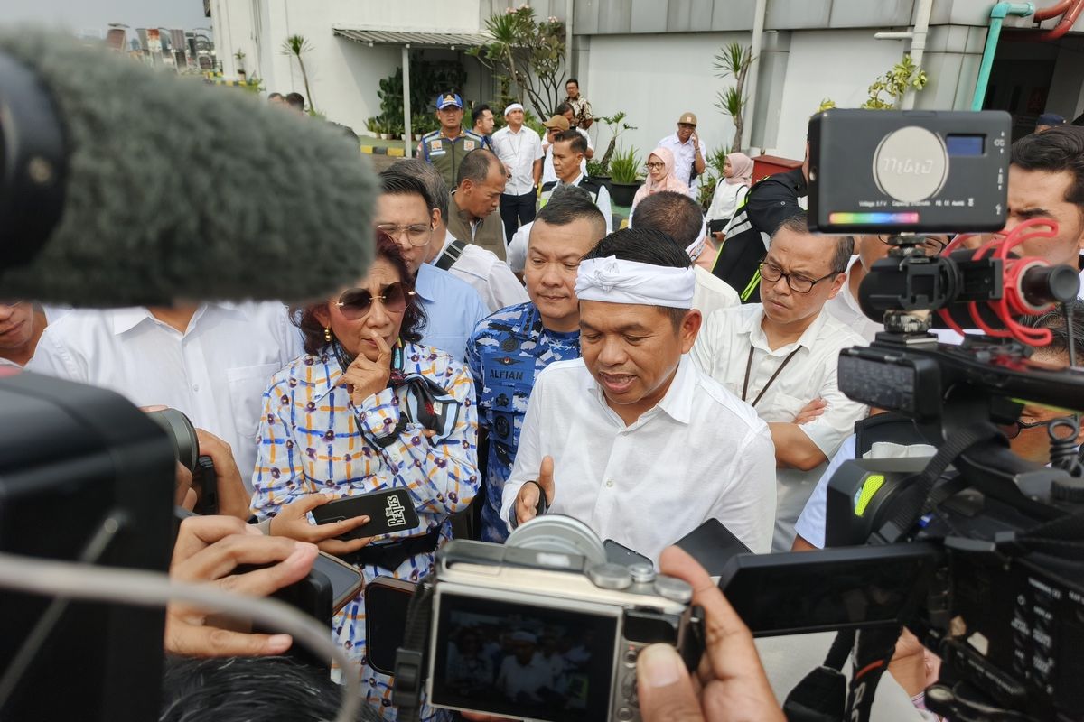 Gubernur Jawa Barat Dedi Mulyadi saat menghadiri peluncuran rute baru Susi Air di Bandara Husein Sastranegara, Kota Bandung, Rabu (2/7/2025).