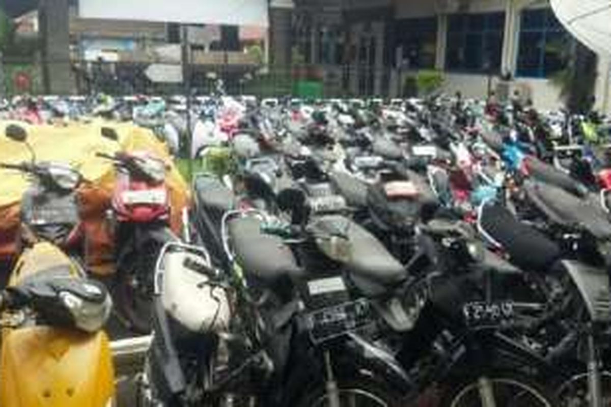 Ratusan sepeda motor hasil tilang hingga kini masih menumpuk di halaman parkir bekakang Mapolres Bogor, Kamis (25/2/2016). 