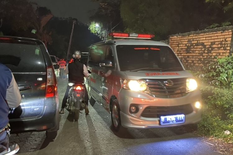 Sejumlah ambulans meninggalkan kawasan Gudang Amunisi Daerah (Gudmurah) Kodam Jaya di Ciangsana, Kabupaten Bogor, Jawa Barat, Sabtu (30/3/2023) malam.