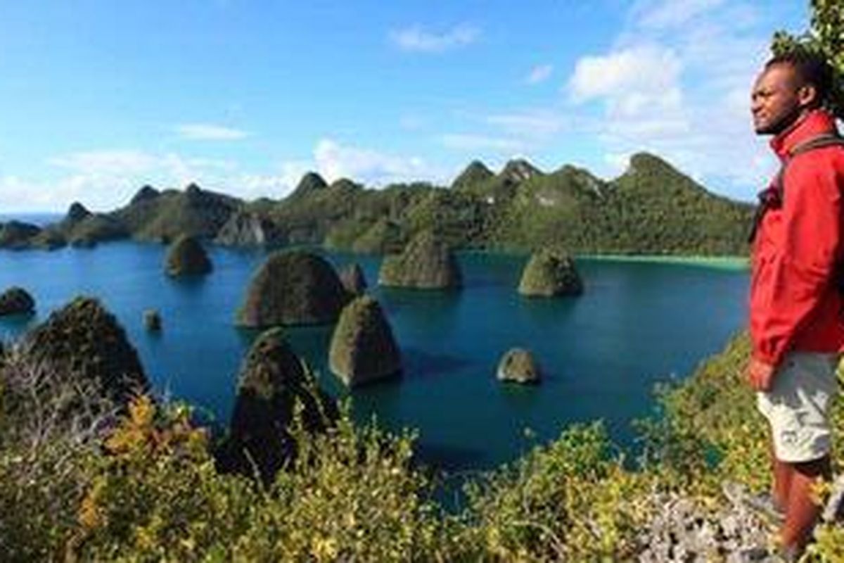 Kamga menatap panorama Wayag dari atas puncak kedua.