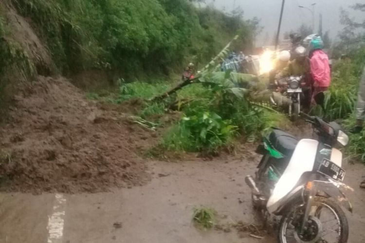 Tebing jalur SSB di perbatasan Lencoh dan Jrakah Kecamatan Selo, Boyolali, Jawa Tengah longsor pada Kamis (16/2/2023) petang.