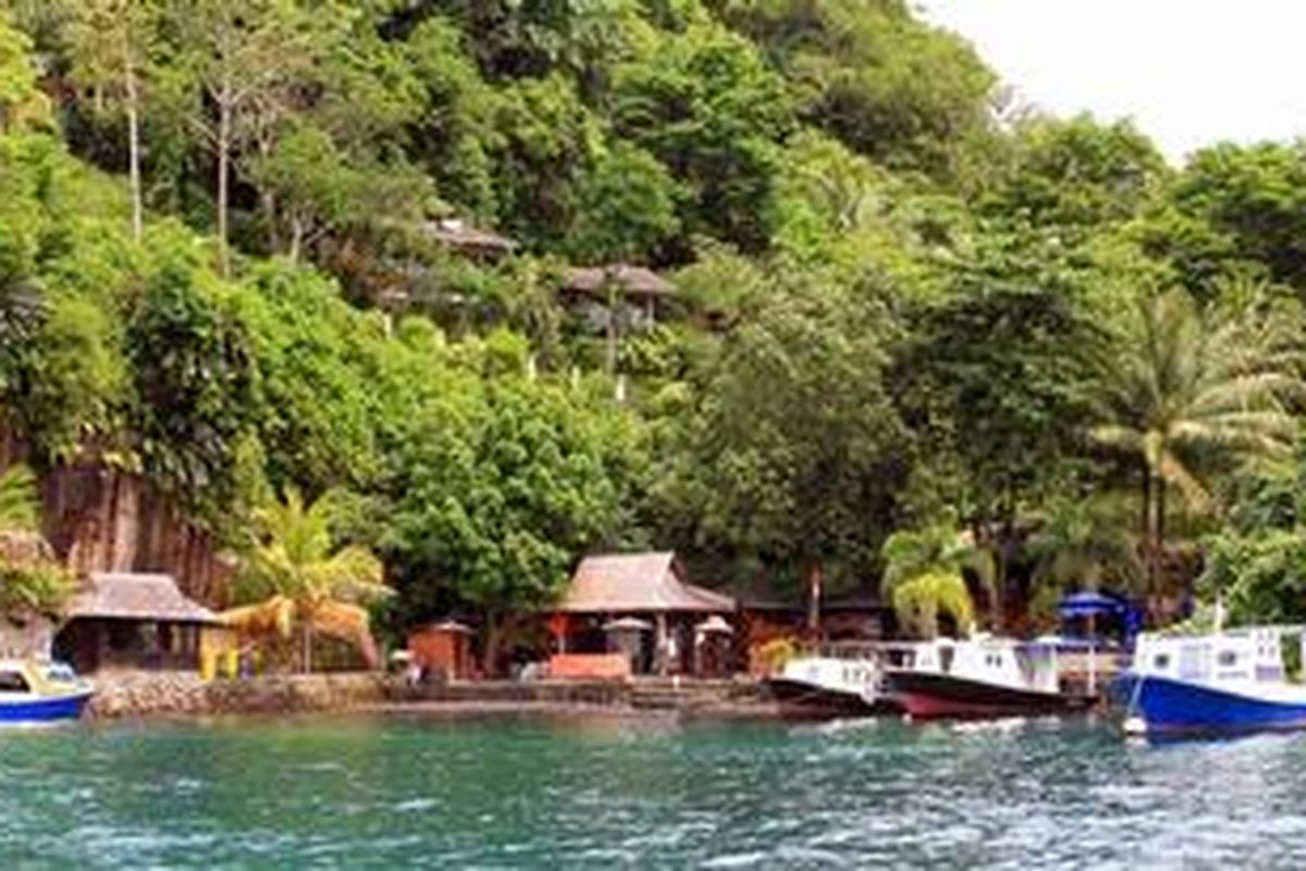 Lembeh Resort salah satu resort yang menawarkan paket pengindapan sekaligus paket menyelam, terletak di tebing pantai Pintu Kota, Pulau Lembeh.