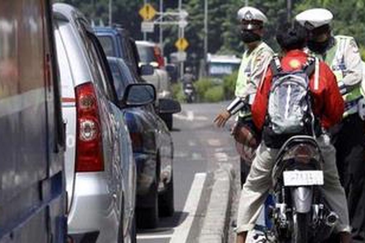 Ilustrasi: Polisi lalu lintas Polda Metro Jaya menggelar operasi penertiban bagi pengguna jalan yang melintas di Jalan Otista Raya, Jakarta Timur, Kamis (29/7/2010). Target operasinya adalah para pengguna kendaraan yang melewati jalur Busway. 