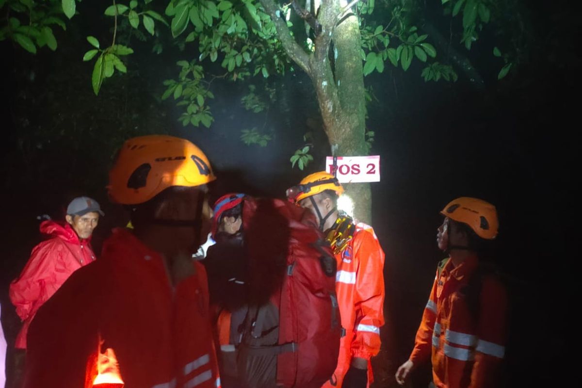 Petugas dari BPBD Bondowoso saat mencari korban yang terjatuh di Gunung Saeng