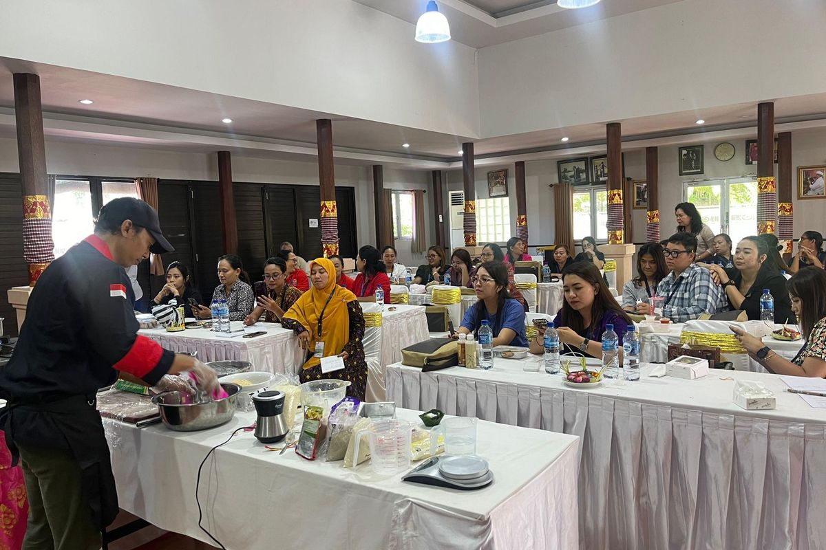 Kementerian Koperasi dan UKM (KemenKopUKM) terus berupaya meningkatkan pengetahuan manajerial pelaku usaha mikro, kecil, dan menengah (UMKM) salah satunya kemampuan mengolah tepung porang menjadi produk kuliner yang inovatif dan berdaya saing, untuk membuka peluang berwirausaha masyarakat sekitar. 