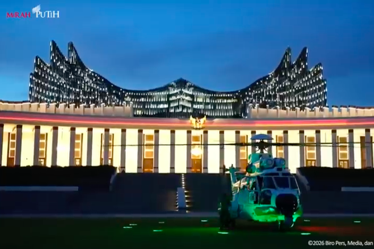 Helikopter kepresidenan yang membawa Presiden Prabowo Subianto mendarat di helipad Kompleks Istana Kepresidenan Ibu Kota Nusantara (IKN)