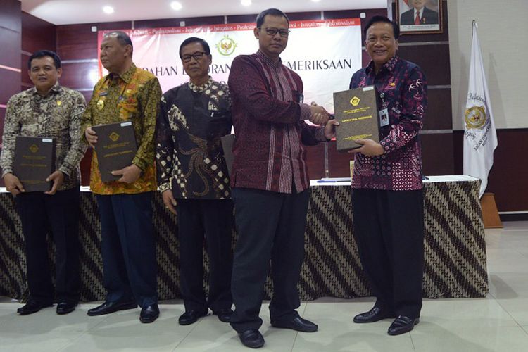 Bupati Gresik Sambari Halim Radianto (kanan) saat menerima piagam WTP dari pelaksana tugas (Plt) Kepala BPK Perwakilan Jawa Timur (Jatim) Ayub Amali.