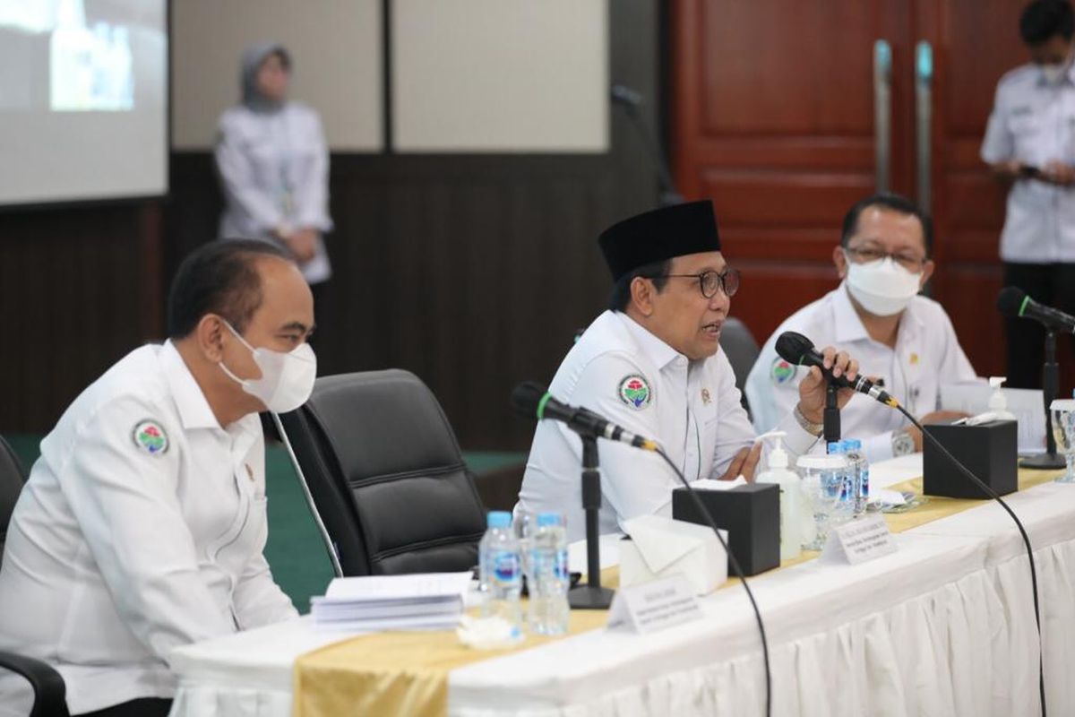 Menteri Desa, Pembangunan Daerah Tertinggal, dan Transmigrasi (Mendes PDTT) Abdul Halim Iskandar didamping Wakil Mendes PDTT Budi Arie Setiadi dan Sekjen Taufik Madjid menghadiri Rapat Pimpinan Paripurna yang bertemakan ?Refleksi untuk Prestasi? di Operational Room Kantor Kalibata, Jakarta, Senin (3/1/2022).