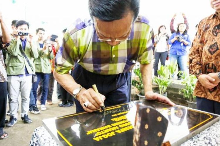 Sri Sultan HB X menandatangani prasasti Napak tilas Peringatan Gempa Yogyakarta di pinggir pertemuan sungai Opak dan sungai Oya Desa Srihardono, Kecamatan Pundong, Kabupaten Bantul