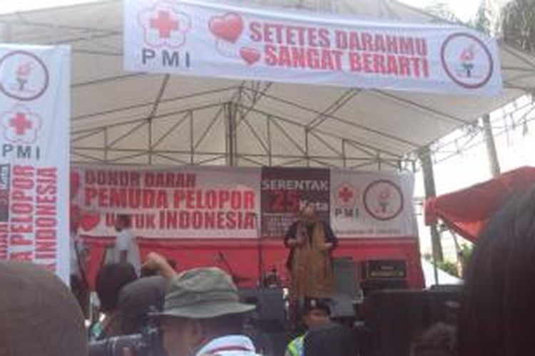 Ketua Umum MURI Jaya Suprana memberikan penghargaan kepada Taruna Merah Putih atas acara donor darah serempak di 25 kota, Minggu (29/3/2015).