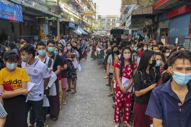 Orang-orang antre untuk mendapatkan tes Covid-19 di Samut Sakhon, Selatan Bangkok. Thailand.