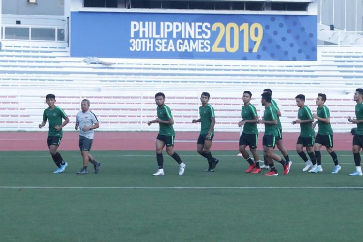 Para pemain tim nasional U-23 Indonesia sedang menjalani sesi latihan di Stadion Rizal Memoriam, Manila, Filipina, Rabu (27/11/2019) pagi.