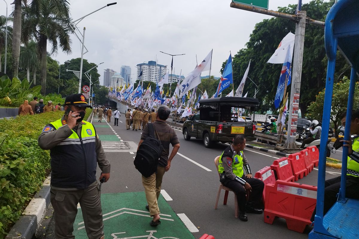 Jalan Gerbang Pemuda menuju Jalan Gatot Subroto, Tanah Abang, Jakarta Pusat, ditutup akibat adanya gelaran unjuk rasa di depan gedung DPR, Rabu (31/1/2024).