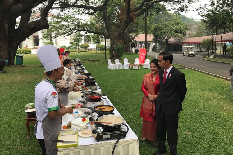 Presiden Joko Widodo dan Ibu Negara Iriana Jokowi saat mencicipi olahan ikan hasil lomba masak di Istana Presiden, Selasa (15/8/2017).