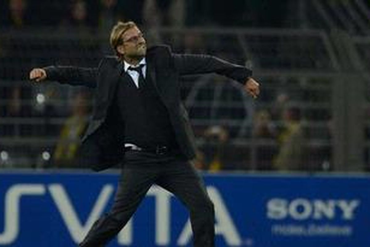 Salah satu ekspresi pelatih Borussia Dortmund, Jurgen Klopp, saat anak didiknya menghadapi Ajax Amsterdam, di panggung Liga Champions, di BVB Stadion Dortmund, Selasa (18/9/2012). Pertandingan itu berakhir 1-0 untuk Dortmund. 