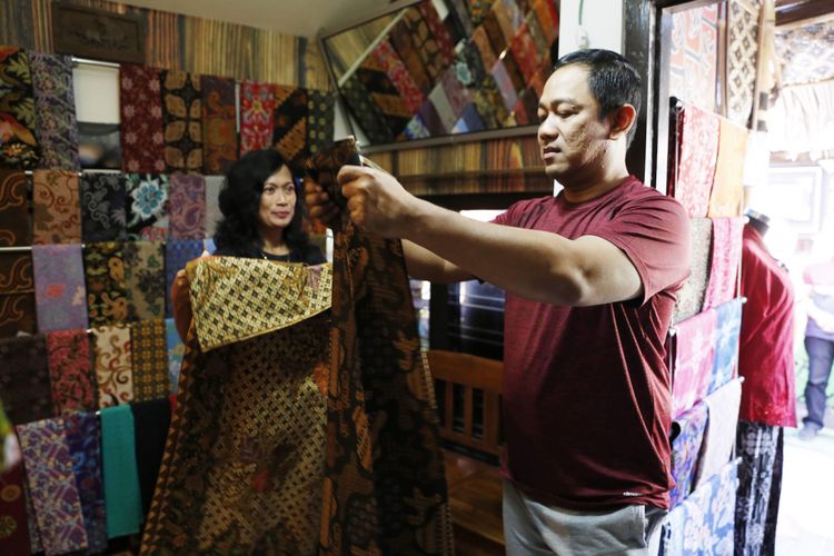 Wali Kota Semarang Hendrar Prihadi melihat-lihat batik di salah satu kios batik yang ada di Pasar Srondol, Selasa