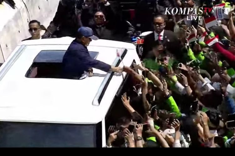 Presiden Prabowo Subianto menyapa warga dari atas mobil Maung Garuda Indonesia-1 usai menjalani proses pelantikan di gedung DPR/MPR, Minggu (20/10/2024).