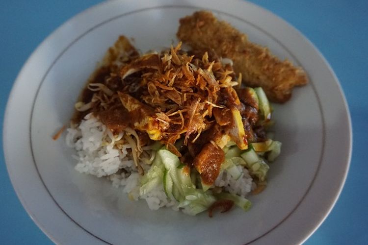 Lengko atau orang menyebutnya dengan nasi lengko adalah makanan yang menggunakan bahan dasar nasi, yang ditambah dengan sayuran lainnya