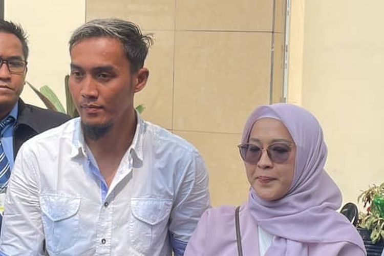 Okie Agustina dan Gunawan Dwi Cahyo setelah menjalani proses mediasi di Pengadilan Agama Bogor, Senin (20/11/2023). 
