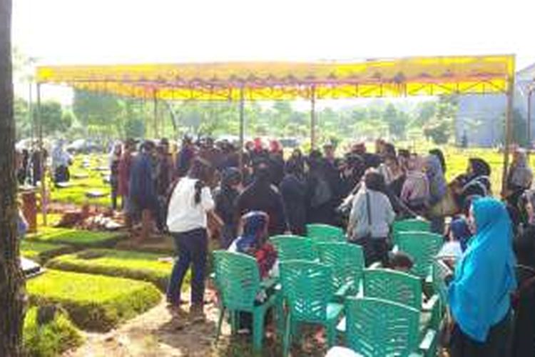 Suasana di Tempat Pemakaman Umum (TPU) Jeruk Purut, Jakarta Selatan, pada Rabu (24/8/2016) pagi, menjelang pemakaman jenazah Susiana, istri Tukul Arwana.