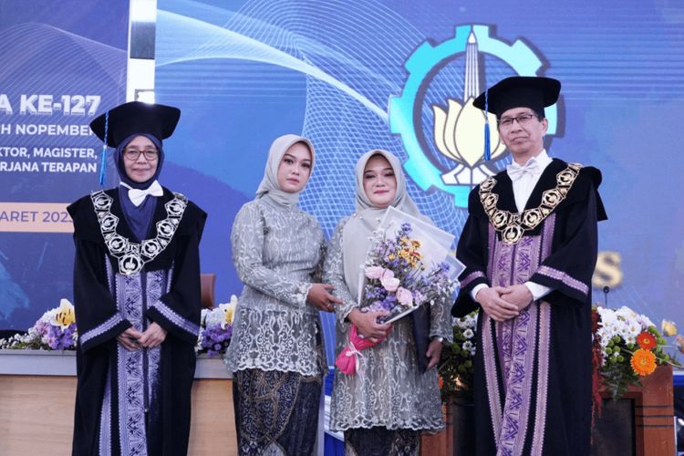 Endah Rochani didampingi si sulung saat mewakili mendiang putranya ikut prosesi wisuda ke-127 Institut Teknologi Sepuluh Nopember (ITS).