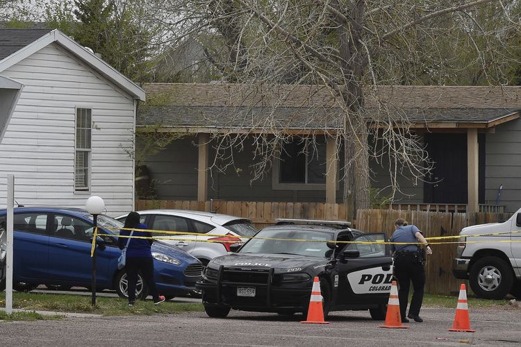Seorang polisi di Colorado Springs membantu orang yang berada di karavan di lokasi kejadian pada 9 Mei 2021. Terjadi penembakan yang menyasar pesta ulang tahun, dengan enam korban tewas dan pelaku bunuh diri.