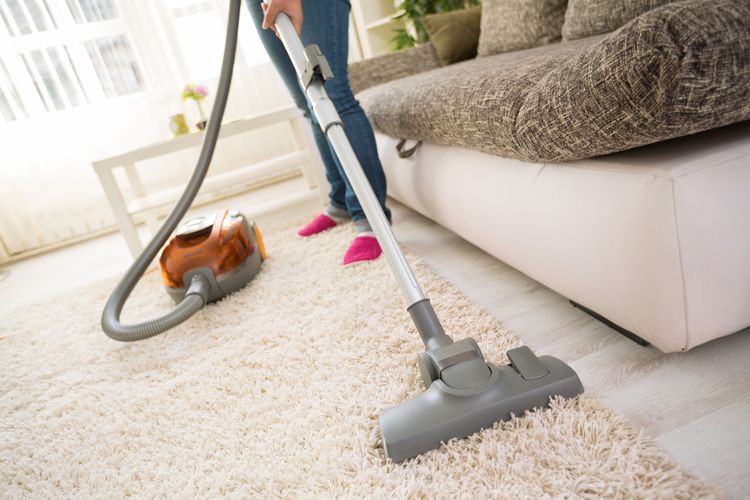 Ilustrasi membersihkan karpet, ilustrasi vacuum cleaner. 