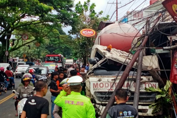 Kondisi truk molen yang terlibat kecelakaan di di Jalan Raya Gadang, Kelurahan Gadang, Kecamatan Sukun, Kota Malang, Jawa Timur pada Jumat (29/3/2024), siang. 