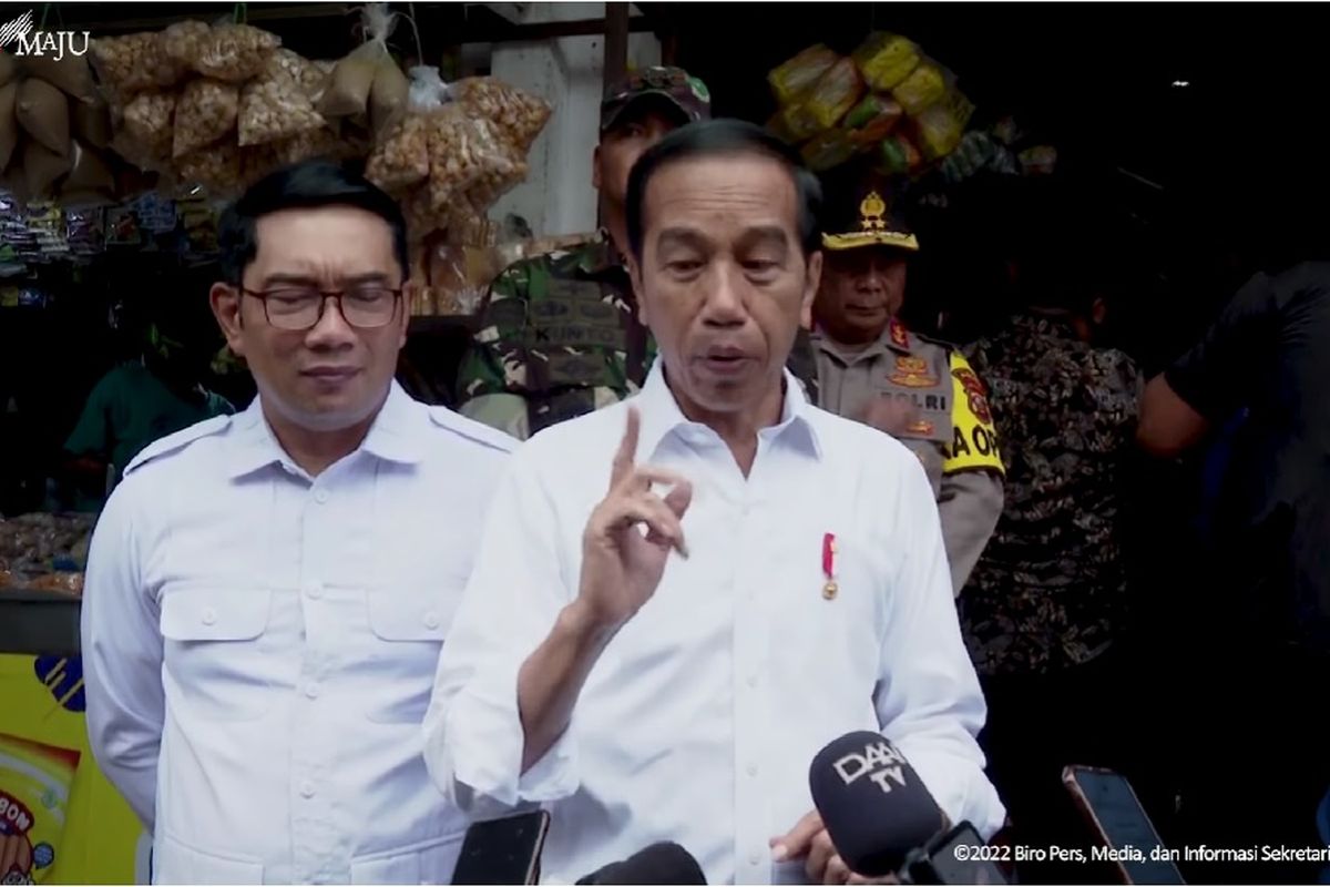 Presiden Joko Widodo didampingi Gubernur Jawa Barat Ridwan Kamil memberikan keterangan pers setelah mengunjungi Pasar Cigombong, Bogor, Jumat (23/12/2022).