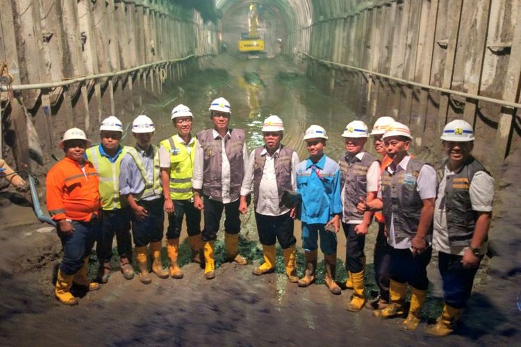Menteri PUPR Basuki Hadimuljono saat meninjau proyek terowongan Bendungan Kuwil di Sulawesi Utara, Selasa (14/11/2017).