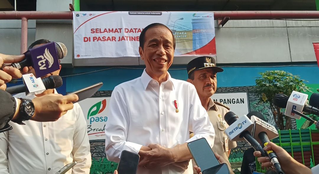 Tawa Jokowi Saat Ditanya soal Data Intelijen Partai Politik...