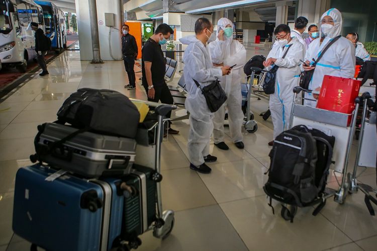 Sejumlah warga negara asing (WNA) dengan menggunakan baju hazmat tiba di Bandara Internasional Soekarno Hatta, Tangerang, Banten, Sabtu (2/1/2021). Guna mencegah masuknya varian baru virus corona, Pemerintah Indonesia melarang seluruh WNA masuk wilayah Indonesia mulai 1 Januari hingga 14 Januari 2021 kecuali WNA yang memegang visa diplomatik, visa dinas yang terkait kunjungan resmi pejabat asing setingkat menteri ke atas, pemegang izin tinggal diplomatik dan izin tinggal dinas serta pemegang Kartu Izin Tinggal Terbatas (KITAS) dan Kartu Izin Tinggal Tetap (KITAP). ANTARA FOTO/Fauzan/wsj.