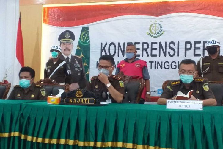 Kepala Dinas Lingkungan Hidup Kabupaten Kepulauan Tanimbar, Adrianus Sihasale ditahan penyidik Kejaksaan Tinggi Maluku terkait kasus dugaan korupsi Propyek Taman Kota, Senin (5/7/20201).