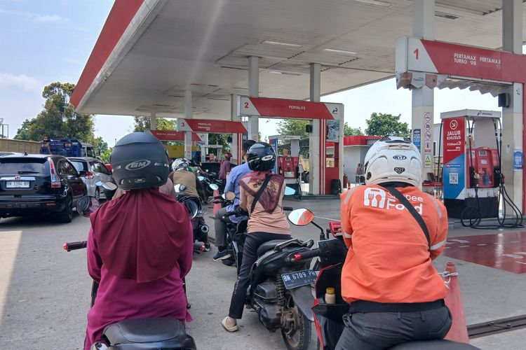 Harga Pertamax Naik Jadi Rp 16.250, Sejumlah SPBU di Pangkalpinang Dijejali Antrean Pertalite