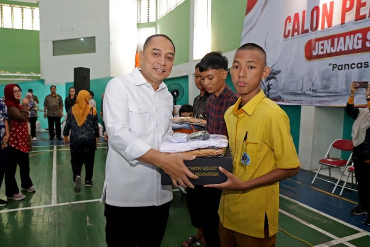 Pemkot Surabaya Salurkan Bantuan Pendidikan kepada 7.380 Siswa SMA Sederajat