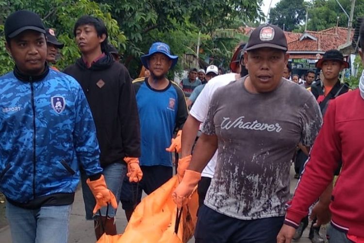 Tim SAR gabungan bersama warga mengevakuasi jenazah bocah tenggelam di Sungai Nipon di Desa Sawojajar, Kabupaten Brebes, Jawa Tengah, Rabu (7/2/2024) pagi. (Dok. Tim SAR)