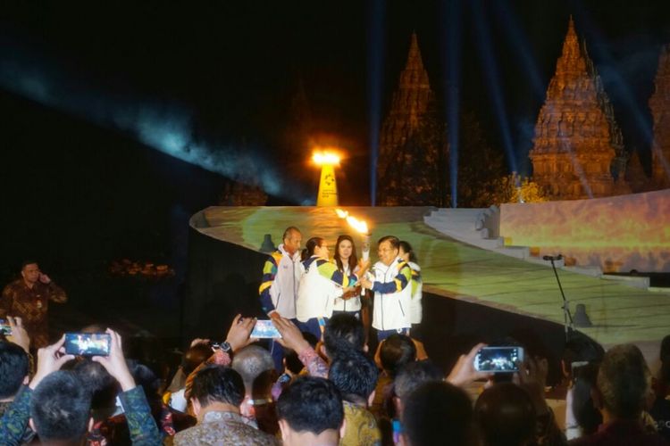 Wakil Presiden Jusuf Kalla saat menyerahkan Obor Asian Games 2018 ke Atlet Bulutangkis asal Yogyakarta peraih mendali Emas Asian Games 1996, Finarsih. 