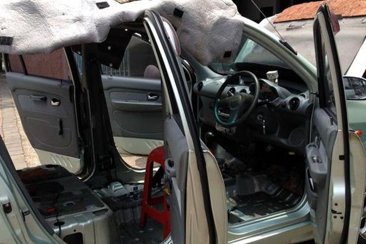 Mobil bekas banjir bisa disamarkan dengan cat interior.