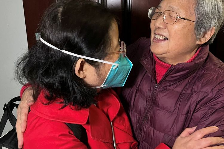 Chu Wenhong memeluk ibunya saat dia tiba dari Singapura menjelang Tahun Baru Imlek, pertama kalinya dia pulang sejak pandemi penyakit virus corona (Covid), di Shanghai, China 12 Januari 2023.