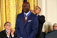 Obama Beri Medali Kehormatan untuk Michael Jordan dan Robert De Niro