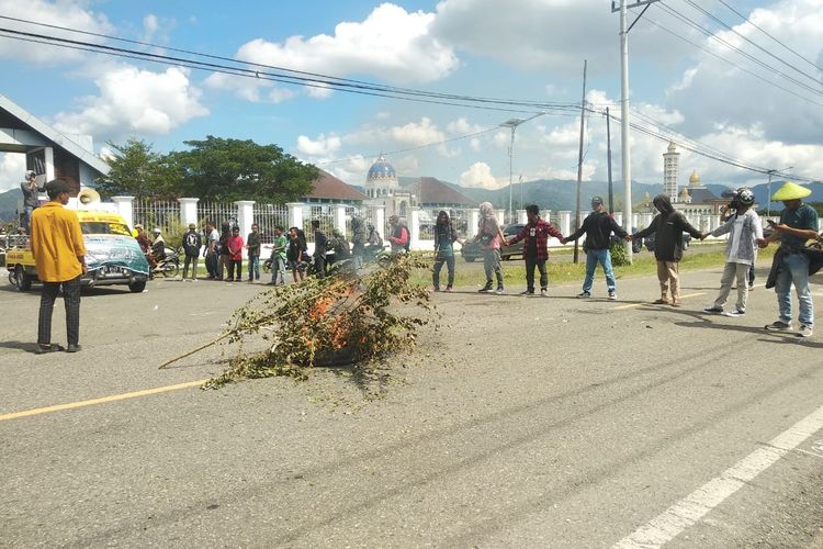 Massa aksi dari Laskar Tani NTB saat blokade jalan di depan Kantor Bupati Bima, Kamis (2/6/2022).