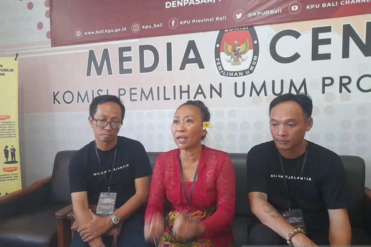 Dokumentasi calon anggota DPD Pemilu 2024 Ni Luh Djelantik saat menghadiri kantor KPU Bali, Denpasar. ANTARA/Ni Putu Putri Muliantari