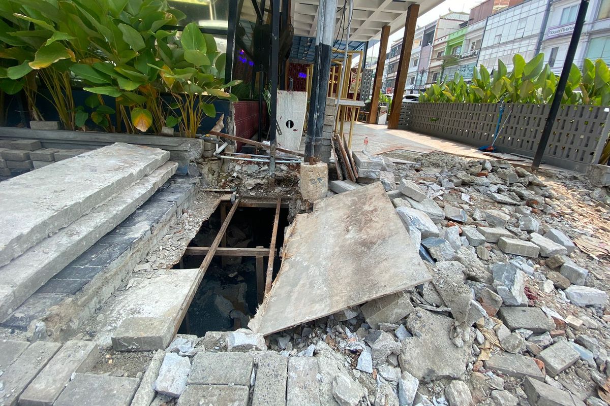 Pemilik ruko di Jalan Niaga, Blok Z4 Utara Nomor 20, Pluit, Penjaringan, Jakarta Utara, sudah mulai membongkar bangunan yang melanggar pada Selasa (22/5/2023).