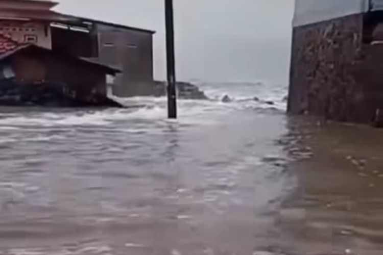 Situasi banjir rob di Kertawinangun, Desa Kertawinangun, Kecamatan Kandanghaur, Kabupaten Indramayu, Jawa Barat, Rabu (29/1/2025)